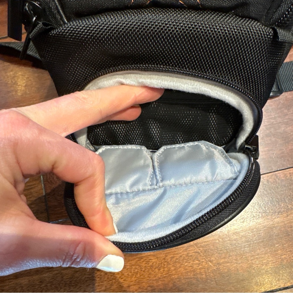 Amazon Basics Holster Camera Case Bag for DSLR Cameras Black Detachable Strap - Picture 3 of 9